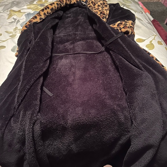 Beautiful Robe - Picture 6 of 8